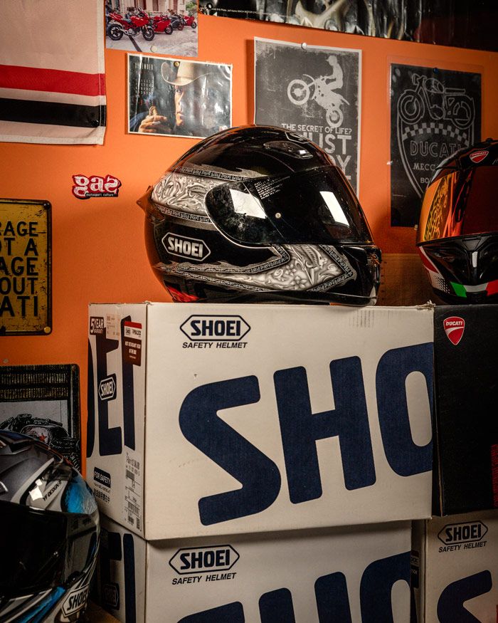 Συλλογή κρανών Shoei και Ducati στο γραφείο του Μαρίνου – εξοπλισμός αναβάτη μηχανής GAS